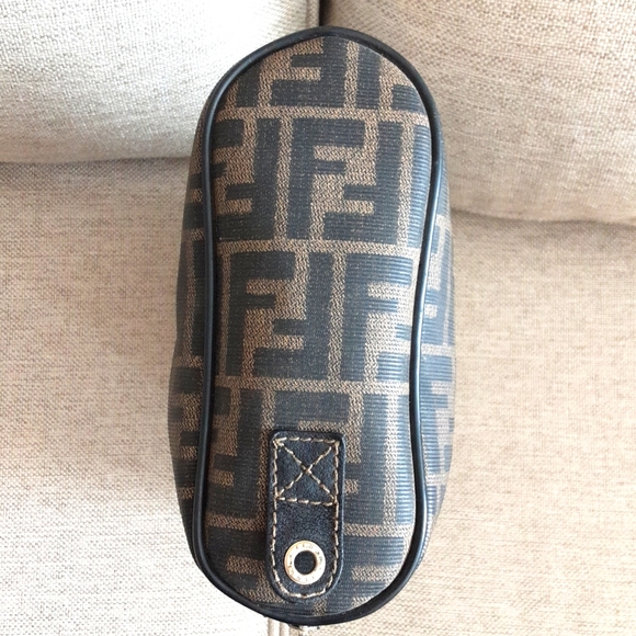 Fendi zucca crossbody or shoulder bag with detachable and adjustable strap. - Picture 7 of 16